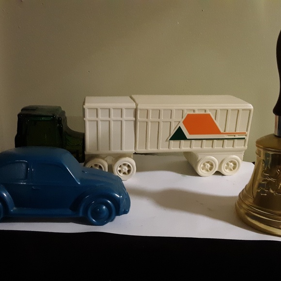 Assorted collectible aftershave bottles - Picture 1 of 2